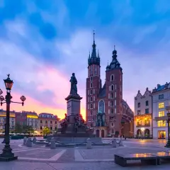 Krakowski Rynek Główny o wschodzie słońca. Bazylika Mariacka i pomnik Adama Mickiewicza, jedne z najpiękniejszych zabytków w Polsce.