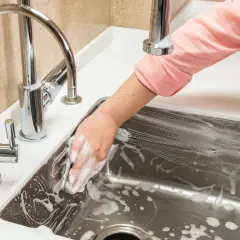 Jak wyczyścić zlew ze stali nierdzewnej? Domowe sposoby i porady