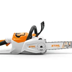 Biało-pomarańczowa piła łańcuchowa Stihl. Czy jest lepsza od Husqvarna? Ta piła wygląda na lekką i poręczną.
