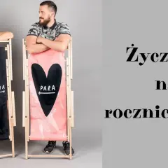 Para zakochanych na tle leżaków z sercami. Idealne życzenia na 1 rocznicę ślubu dla Barbary i Jacusa.