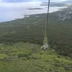 Vy från linbanan över Abiskos fjällandskap. Perfekt för en vandring i Abisko 3 dagar med fantastisk utsikt över sjö och skog.