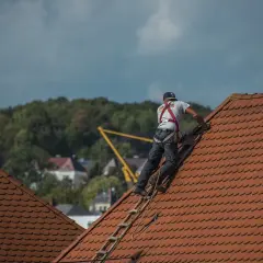 Jak uszczelnić dach z dachówki, aby uniknąć kosztownych przecieków?