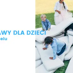 Dzieci bawią się na poduszkach na trawie, tworząc wesołe zabawy dla dzieci na weselu.