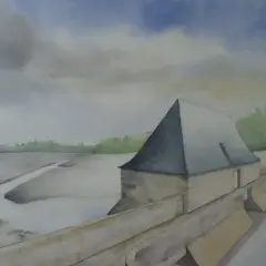 Aquarelle d'un bâtiment avec un toit pointu, au bord d'un plan d'eau sinueux, avec le bois du Henan en arrière-plan sous un ciel couvert.