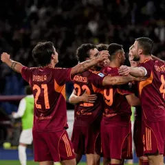 Piłkarze AS Roma świętują zwycięstwo nad Como 1907. Dybala (21) i koledzy cieszą się z sukcesu.