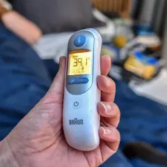 Digital termometer visar 39.1°C. Ett barn med 40 graders feber utan andra symtom kan vara oroligt.