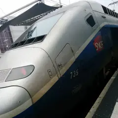 Tren TGV de la SNCF listo para salir hacia París. Su diseño aerodinámico y el número 735 en su costado anuncian un viaje rápido.