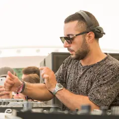 DJ Joseph Capriati in azione, pronto per i prossimi eventi. La folla attende la sua musica.