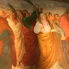 Gemälde zeigt eine Menschenmenge mit Palmzweigen, die den Einzug Jesu in Jerusalem am Palmsonntag darstellen.