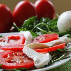 Caprese con burrata, pomodori freschi e rucola. Un piatto leggero e gustoso, perfetto per chi cerca un'alimentazione sana, anche in gravidanza.