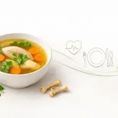 Aromaticzny rosół z kurczaka z marchewką i natką pietruszki. Czy rosół jest lekkostrawny? Tak, to idealna, zdrowa potrawa.