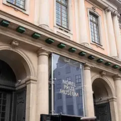 Fasad med pelare och valv leder till Nobel Prize Museum.