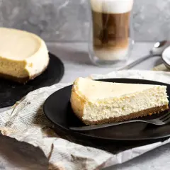 Ein Stück New York Cheesecake, cremig und auf einem Keksboden, wartet auf dich. Dieses Rezept ist ein Genuss!