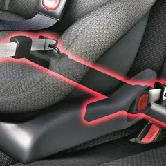Widok na pasy bezpieczeństwa i mocowanie isofix w aucie. Czerwone linie podkreślają punkty mocowania.