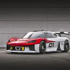 Wyścigowy Porsche Mission R w czerwono-białej kolorystyce, z numerem 01 i logo Mobil, gotowy do podboju toru.