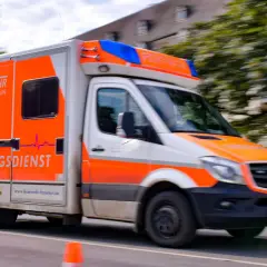 Feuerwehr-Rettungsdienst-Fahrzeug in Frankfurt am Main rast heran. Hoffentlich merkt man einen Stromschlag nur im übertragenen Sinne, wenn es um einen Notfall geht.