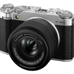Srebrny aparat Fujifilm X-M5 z obiektywem Fujinon. Ten aparat Fujifilm pełna klatka jest gotowy do uchwycenia Twoich najlepszych ujęć.