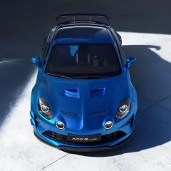 Niebieski samochód sportowy Alpine A110 R Ultime widziany z góry, z dużym tylnym spojlerem.
