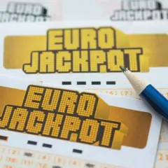 Kupony Eurojackpot i ołówek.