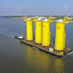 Holowniki transportują cztery ogromne, żółte fundamenty turbin wiatrowych na Dogger Bank.