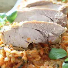 Soczysty udziec z indyka na warzywach to idealny pomysł, jak zrobić udziec z indyka na obiad. Aromatyczne danie, które zachwyci domowników.