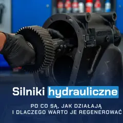 Mechanik w rękawiczkach montuje zębatkę w obudowie, ilustrując zasadę działania silnika hydraulicznego.