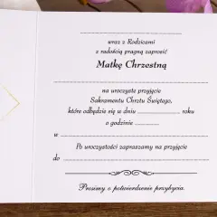 Eleganckie zaproszenie na chrzest z ozdobnym złotym wzorem i tekstem.