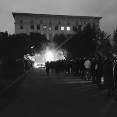 Folla in fila davanti a un imponente edificio, un iconico night club berlino, nella notte.