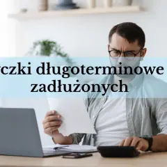 Mężczyzna z okularami analizuje dokumenty przy laptopie. Szuka pożyczki dla zadłużonych bez zdolności kredytowej online.