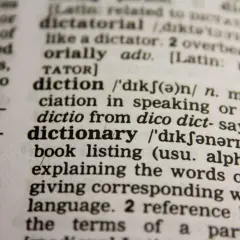 Słownikowe hasło "dictionary" z definicją. To świetne narzędzie do nauki języków obcych, które pomaga zrozumieć znaczenie słów.