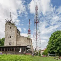 Kamienna wieża i dwie wysokie wieże telekomunikacyjne na szczycie Chełmiec.