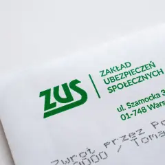 Koperta ZUS z adresem ul. Szamocka 3, 5 w Warszawie. Dokumenty dotyczące rewaloryzacji świadczeń.