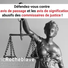 Statue de la Justice et balance, avec un texte sur les avis de signification abusifs des commissaires de justice.