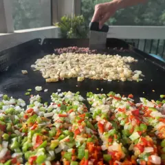 Patatas baby dorándose en la plancha junto a pimientos picados. ¡Un desayuno perfecto!