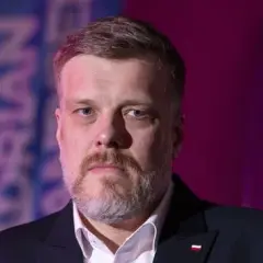 Ile zarabia Adrian Zandberg? Jego dochody i majątek pod lupą.