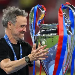 Luis Enrique z pucharem Ligi Mistrzów. Trener, który prowadzone drużyny do zwycięstwa, cieszy się z trofeum.
