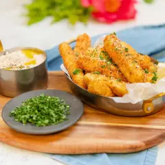 Krispiga grilloststavar med dipp och färska örter. Ett perfekt grillost recept för sommaren.