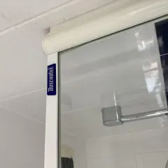 Détail d'une paroi de douche en verre DUSCHOLUX, utile pour savoir comment enlever une paroi de douche en verre.