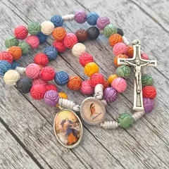 Kolorowy różaniec z medalikami i krzyżem, idealny do modlitwy do Matki Bożej Rozwiązującej Węzły.