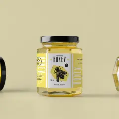 Barattoli di miele con etichette vintage, perfette per creare le tue etichette miele da stampare gratis.