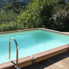 Ein idyllischer **Garten mit Pool** lädt zum Entspannen ein. Umgeben von üppigem Grün und mit Blick auf sanfte Hügel, bietet dieser Ort pure Erfrischung.