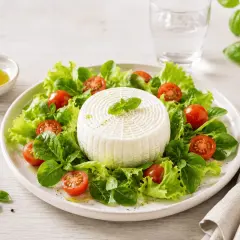 Insalata fresca con primosale, pomodorini e basilico. Un piatto leggero, ideale per chi cerca poche calorie.