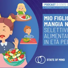 Bambini con espressioni disgustate davanti a piatti di verdura, simbolo di selettività alimentare. Un bambino è un picky eater.