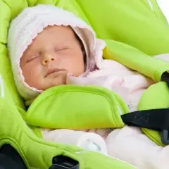 Jak prawidłowo ułożyć dziecko w foteliku Cybex Aton 5, aby zapewnić bezpieczeństwo