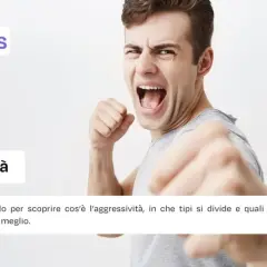 Uomo con espressione di una persona aggressiva verbalmente, pugni stretti. Titolo "Aggressività".