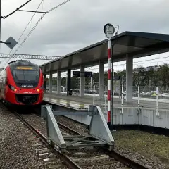 Czerwony pociąg na stacji. Planujesz podróż? Sprawdź, jak łatwo dokonać zwrotu biletu Intercity online bez konta.