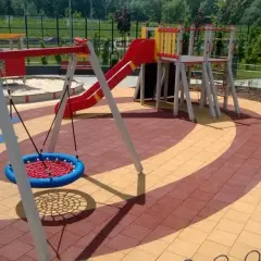 Bezpieczna nawierzchnia na plac zabaw: poradnik dla rodziców