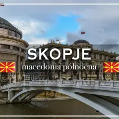 Skopje, stolica Macedonii Północnej, z mostem i monumentalnymi budynkami.