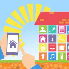 Mano con smartphone controla casa inteligente con iconos de domótica, ilustrando ventajas y desventajas.