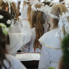 Ile powinna dać chrzestna na komunie, by nie przepłacić i trafić w serce?